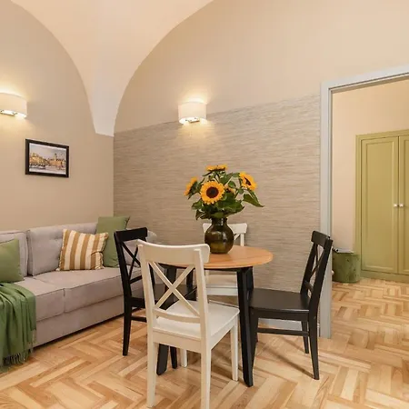 Rent Like - Krakowskie Przedmiescie 12 * Warschau